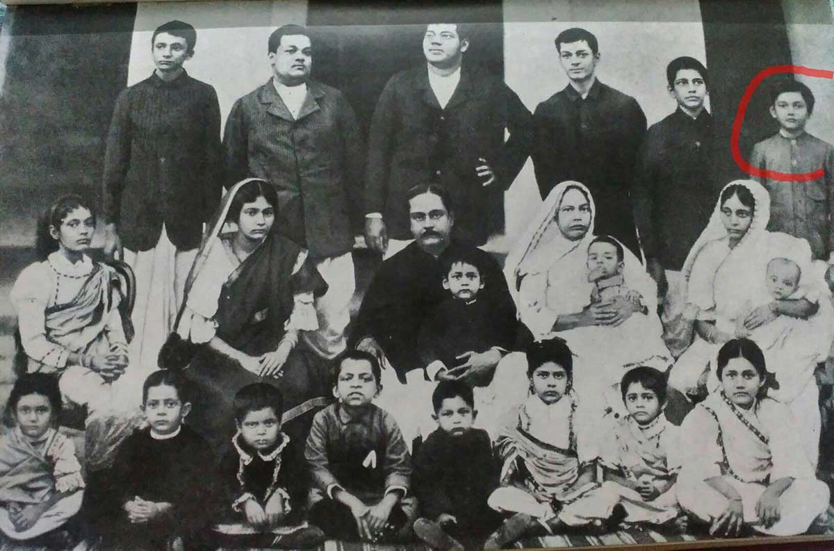 Netaji with his brother and sister and his parents the red circle 