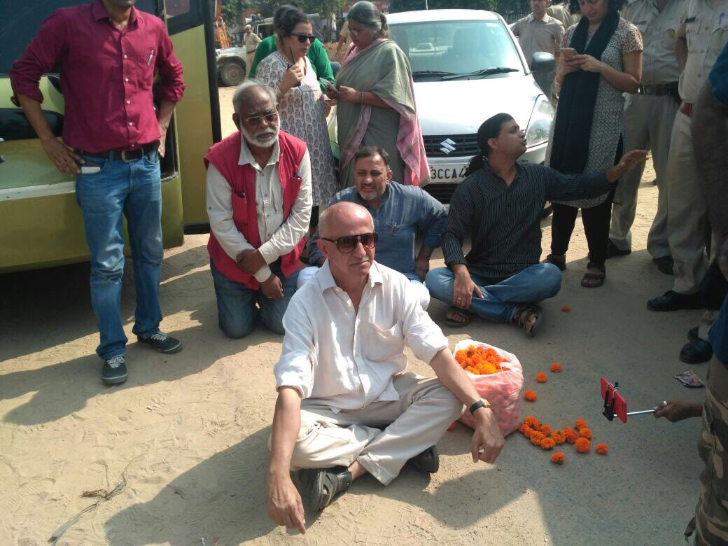 Harsh Mander sits on dharna in Behror Rajasthan after he is stopped from walking to the spot where Pehlu Khan was lynched. Credit Karwan e Mohabbat Twitter