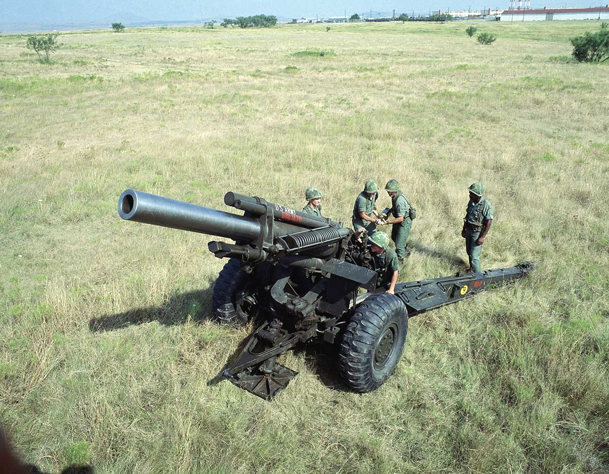 Howitzer field guns