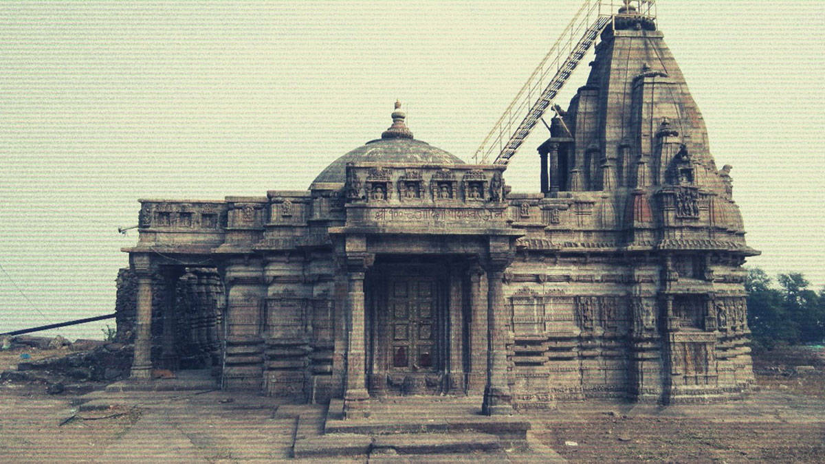 7 brass kalasams atop towers of Manjal Neer Kootha Ayyanar temple looted