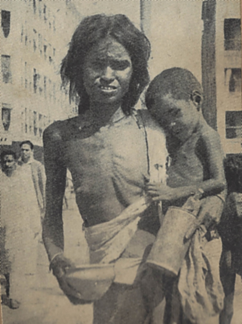 Mother with child on a Calcutta street. Bengal famine 1943