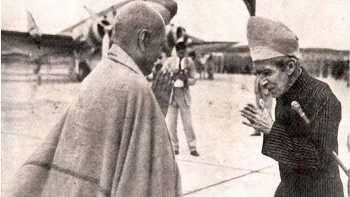 Nizam surrendering to Sardar Vallabhbhai Patel