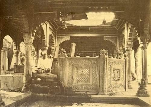 Photograph of the Gyanwapi well covered by the colonnade structure built by Maharani Baizabai Scindia of Gwalior. Source: Colombia University