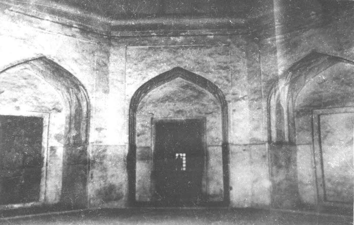 Such are the rooms on the 1st floor of the marble structure of the Taj Mahal. The two staircases leading to this upper floor are kept locked and barred since Shahjahan's time