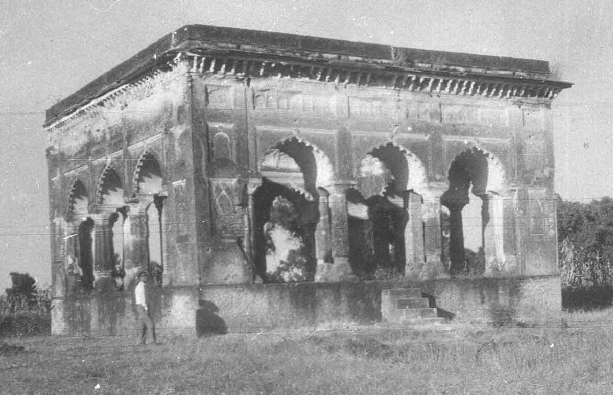 Mumtaz is supposed to be buried in this garden pavilion of the ancient Hindu palace (Ahu Mahal) 600 miles from Agra, in Burhanpur